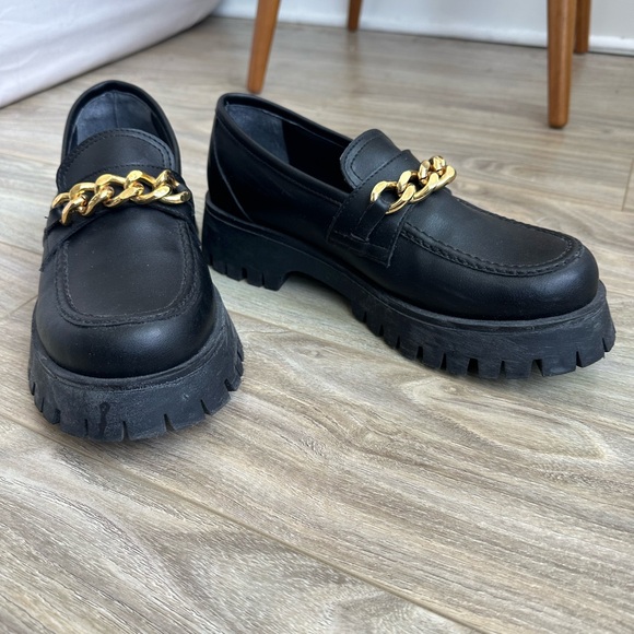 NA-KD Black Chunky Loafers with Gold Chain - Picture 2 of 4